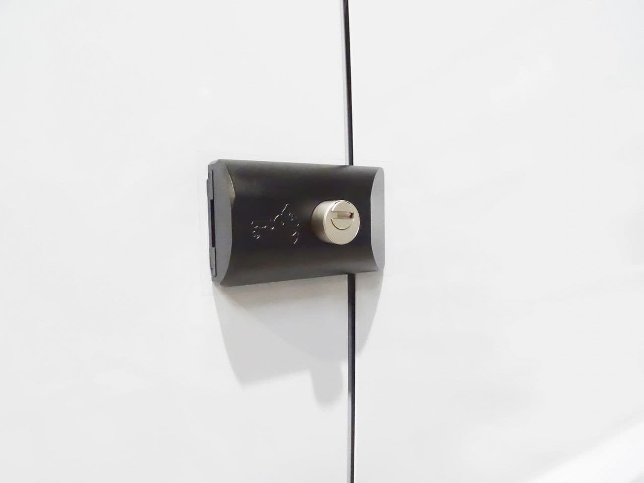 מנעול Mul-T-Lock MVP1000 מותקן בדלת רכב מסחרי