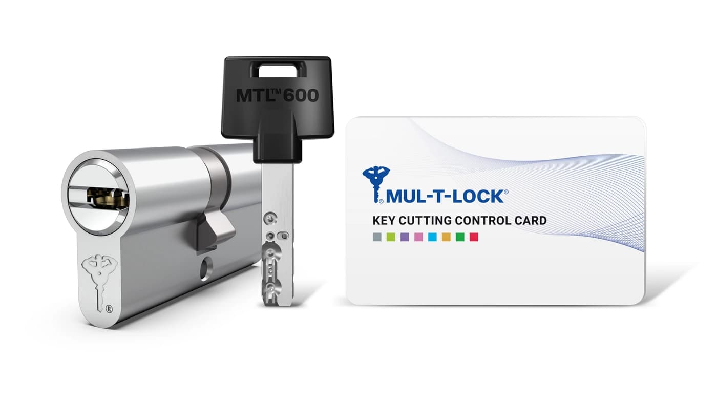הדמיית יצרן של צילינדר Mul-T-Lock MTL600 במבט חיצוני לצד מפתח וכרטיס שכפול