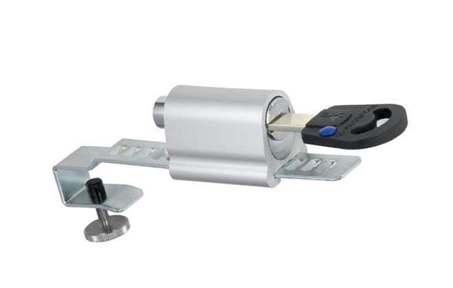 מנעול Mul-T-Lock לארונות תצוגה עם דלתות הזזה